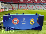 15.04.2026,  Fussball UEFA Championsleague 2025/2026: Viertelfinale Rückspiel,  FC Bayern München - Real Madrid, in der Allianz-Arena München, Moderatorentisch von Amazon-Prime-TV am Spielfeldrand.