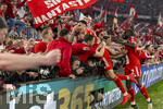 15.04.2026,  Fussball UEFA Championsleague 2025/2026: Viertelfinale Rückspiel,  FC Bayern München - Real Madrid, in der Allianz-Arena München, Jubel bei Jamal Musiala (Bayern München), Dayot Upamecano (FC Bayern München), vor dem Schlussjubel stürmen einige Fans den Innenraum. Es gibt drängelei an der Bande, Fotografen werden verletzt, weil sie sich nicht mehr in Sicherheit bringen können.