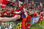 15.04.2026,  Fussball UEFA Championsleague 2025/2026: Viertelfinale Rückspiel,  FC Bayern München - Real Madrid, in der Allianz-Arena München, Jubel bei Jamal Musiala (Bayern München), Aleksandar Pavlovic (Bayern München) , Torwart Leonard Prescott (FC Bayern München),  Dayot Upamecano (FC Bayern München), vor dem Schlussjubel stürmen einige Fans den Innenraum. Es gibt drängelei an der Bande, Fotografen werden verletzt, weil sie sich nicht mehr in Sicherheit bringen können.