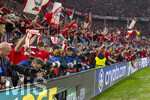 15.04.2026,  Fussball UEFA Championsleague 2025/2026: Viertelfinale Rückspiel,  FC Bayern München - Real Madrid, in der Allianz-Arena München, vor dem Schlussjubel stürmen einige Fans den Innenraum.