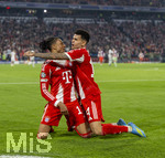 15.04.2026,  Fussball UEFA Championsleague 2025/2026: Viertelfinale Rückspiel,  FC Bayern München - Real Madrid, in der Allianz-Arena München, Schlussjubel nach dem Sieg,  v.lI. Torjubel zum 4:3 von Michael Olise (FC Bayern München), Luis Diaz (FC Bayern München) 