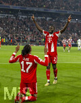 15.04.2026,  Fussball UEFA Championsleague 2025/2026: Viertelfinale Rückspiel,  FC Bayern München - Real Madrid, in der Allianz-Arena München, Schlussjubel nach dem Sieg, Michael Olise (FC Bayern München) und Dayot Upamecano (FC Bayern München) 