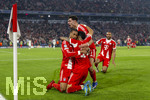 15.04.2026,  Fussball UEFA Championsleague 2025/2026: Viertelfinale Rückspiel,  FC Bayern München - Real Madrid, in der Allianz-Arena München, Schlussjubel nach dem Sieg,  Michael Olise (FC Bayern München), Aleksandar Pavlovic (Bayern München) , Luis Diaz (FC Bayern München) 