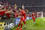 15.04.2026,  Fussball UEFA Championsleague 2025/2026: Viertelfinale Rückspiel,  FC Bayern München - Real Madrid, in der Allianz-Arena München, Jubel bei Jamal Musiala (Bayern München), Dayot Upamecano (FC Bayern München), vor dem Schlussjubel stürmen einige Fans den Innenraum. Es gibt drängelei an der Bande, Fotografen werden verletzt, weil sie sich nicht mehr in Sicherheit bringen können.