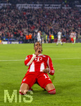 15.04.2026,  Fussball UEFA Championsleague 2025/2026: Viertelfinale Rückspiel,  FC Bayern München - Real Madrid, in der Allianz-Arena München, Schlussjubel nach dem Sieg,  Michael Olise (FC Bayern München) auf den Knien nach seinem Treffer zum 4:3. 
