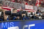 15.04.2026,  Fussball UEFA Championsleague 2025/2026: Viertelfinale Rückspiel,  FC Bayern München - Real Madrid, in der Allianz-Arena München, Fotografen am Spielfeldrand