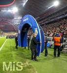 15.04.2026,  Fussball UEFA Championsleague 2025/2026: Viertelfinale Rückspiel,  FC Bayern München - Real Madrid, in der Allianz-Arena München, Das Champions-League-Gate durch das die Mannschaften auf den Platz laufen wird davongetragen nach dem Einlauf.