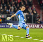 15.04.2026,  Fussball UEFA Championsleague 2025/2026: Viertelfinale Rückspiel,  FC Bayern München - Real Madrid, in der Allianz-Arena München, Torwart Andriy Lunin (Real Madrid) Abschlag.
