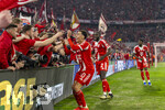 15.04.2026,  Fussball UEFA Championsleague 2025/2026: Viertelfinale Rückspiel,  FC Bayern München - Real Madrid, in der Allianz-Arena München, Jubel bei Jamal Musiala (Bayern München), Dayot Upamecano (FC Bayern München), vor dem Schlussjubel stürmen einige Fans den Innenraum. Es gibt drängelei an der Bande, Fotografen werden verletzt, weil sie sich nicht mehr in Sicherheit bringen können.