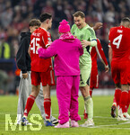 15.04.2026,  Fussball UEFA Championsleague 2025/2026: Viertelfinale Rückspiel,  FC Bayern München - Real Madrid, in der Allianz-Arena München, Schlussjubel, Lennart Karl (FC Bayern München), Aleksandar Pavlovic (Bayern München) , Torwart Manuel Neuer (FC Bayern München) 