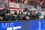 15.04.2026,  Fussball UEFA Championsleague 2025/2026: Viertelfinale Rückspiel,  FC Bayern München - Real Madrid, in der Allianz-Arena München, Fotografen am Spielfeldrand