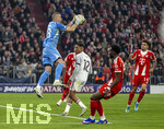 15.04.2026,  Fussball UEFA Championsleague 2025/2026: Viertelfinale Rückspiel,  FC Bayern München - Real Madrid, in der Allianz-Arena München, Torwart Andriy Lunin (Real Madrid) hat den Ball sicher,.  Trent Alexander-Arnold (Real Madrid) 