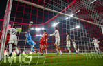 15.04.2026,  Fussball UEFA Championsleague 2025/2026: Viertelfinale Rückspiel,  FC Bayern München - Real Madrid, in der Allianz-Arena München, Torwart Andriy Lunin (Real Madrid) fasst an den Ball.