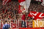 15.04.2026,  Fussball UEFA Championsleague 2025/2026: Viertelfinale Rückspiel,  FC Bayern München - Real Madrid, in der Allianz-Arena München, Bayernfans, der Vorsänger mit dem Megaphon peitscht die Südkurve ein.