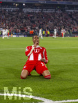 15.04.2026,  Fussball UEFA Championsleague 2025/2026: Viertelfinale Rückspiel,  FC Bayern München - Real Madrid, in der Allianz-Arena München, Schlussjubel nach dem Sieg,  Michael Olise (FC Bayern München) auf den Knien nach seinem Treffer zum 4:3. 