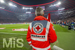 15.04.2026,  Fussball UEFA Championsleague 2025/2026: Viertelfinale Rückspiel,  FC Bayern München - Real Madrid, in der Allianz-Arena München, DRK-Mitarbeiter am Spielfeldrand.