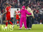15.04.2026,  Fussball UEFA Championsleague 2025/2026: Viertelfinale Rückspiel,  FC Bayern München - Real Madrid, in der Allianz-Arena München, Schlussjubel, Jonathan Tah (FC Bayern München), Lennart Karl (FC Bayern München), Trainer Vincent Kompany (FC Bayern München) 