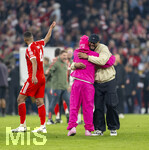 15.04.2026,  Fussball UEFA Championsleague 2025/2026: Viertelfinale Rückspiel,  FC Bayern München - Real Madrid, in der Allianz-Arena München, Schlussjubel, Jonathan Tah (FC Bayern München), Lennart Karl (FC Bayern München), Trainer Vincent Kompany (FC Bayern München) 