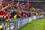 15.04.2026,  Fussball UEFA Championsleague 2025/2026: Viertelfinale Rückspiel,  FC Bayern München - Real Madrid, in der Allianz-Arena München, vor dem Schlussjubel stürmen einige Fans den Innenraum. Es gibt drängelei an der Bande, Fotografen werden verletzt, weil sie sich nicht mehr in Sicherheit bringen können. 