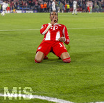 15.04.2026,  Fussball UEFA Championsleague 2025/2026: Viertelfinale Rückspiel,  FC Bayern München - Real Madrid, in der Allianz-Arena München, Schlussjubel nach dem Sieg,  Michael Olise (FC Bayern München) auf den Knien nach seinem Treffer zum 4:3. 