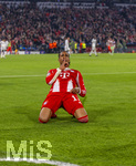 15.04.2026,  Fussball UEFA Championsleague 2025/2026: Viertelfinale Rückspiel,  FC Bayern München - Real Madrid, in der Allianz-Arena München, Schlussjubel nach dem Sieg,  Michael Olise (FC Bayern München) auf den Knien nach seinem Treffer zum 4:3. 