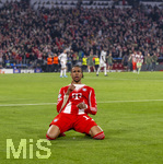 15.04.2026,  Fussball UEFA Championsleague 2025/2026: Viertelfinale Rückspiel,  FC Bayern München - Real Madrid, in der Allianz-Arena München, Schlussjubel nach dem Sieg,  Michael Olise (FC Bayern München) auf den Knien nach seinem Treffer zum 4:3. 