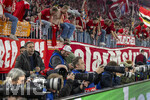 15.04.2026,  Fussball UEFA Championsleague 2025/2026: Viertelfinale Rückspiel,  FC Bayern München - Real Madrid, in der Allianz-Arena München, vor dem Schlussjubel stürmen einige Fans den Innenraum. Es gibt drängelei an der Bande, Fotografen werden verletzt, weil sie sich nicht mehr in Sicherheit bringen können. 