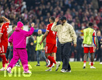 15.04.2026,  Fussball UEFA Championsleague 2025/2026: Viertelfinale Rückspiel,  FC Bayern München - Real Madrid, in der Allianz-Arena München, Schlussjubel, Lennart Karl (FC Bayern München), Trainer Vincent Kompany (FC Bayern München) 