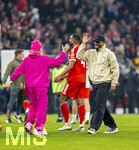 15.04.2026,  Fussball UEFA Championsleague 2025/2026: Viertelfinale Rückspiel,  FC Bayern München - Real Madrid, in der Allianz-Arena München, Schlussjubel, Lennart Karl (FC Bayern München), Trainer Vincent Kompany (FC Bayern München) 