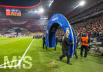 15.04.2026,  Fussball UEFA Championsleague 2025/2026: Viertelfinale Rückspiel,  FC Bayern München - Real Madrid, in der Allianz-Arena München, Das Champions-League-Gate durch das die Mannschaften auf den Platz laufen wird davongetragen nach dem Einlauf.