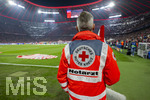 15.04.2026,  Fussball UEFA Championsleague 2025/2026: Viertelfinale Rückspiel,  FC Bayern München - Real Madrid, in der Allianz-Arena München, DRK-Mitarbeiter am Spielfeldrand.