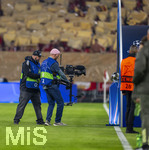 15.04.2026,  Fussball UEFA Championsleague 2025/2026: Viertelfinale Rückspiel,  FC Bayern München - Real Madrid, in der Allianz-Arena München, Kurz vor Einlaufen der Mannschaften vor dem Anpfiff durchs runde Tor. Das Kamerateam nimmt den Ball auf der Stele ins Visier.