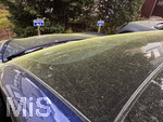 18.04.2026,  Mindelheim (Unterallgäu, Bayern), Extrem viele Blütenpollen von  Birken und Buchen bilden eine gelbe Schicht auf der Windschutzscheibe eines geparkten Autos an einem Frühlingstag.