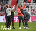 19.04.2026, Fussball Bundesliga 2025/2026, 30.Spieltag, FC Bayern München - VfB Stuttgart, in der Allianz-Arena München,   Viel Spass rund um Sportdirektor Christoph Freund (Bayern München) 


