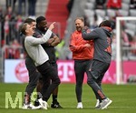 19.04.2026, Fussball Bundesliga 2025/2026, 30.Spieltag, FC Bayern München - VfB Stuttgart, in der Allianz-Arena München,   Viel Spass rund um Sportdirektor Christoph Freund (Bayern München) 


