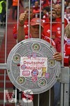 19.04.2026, Fussball Bundesliga 2025/2026, 30.Spieltag, FC Bayern München - VfB Stuttgart, in der Allianz-Arena München,   Fan mit Meisterschale