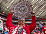 19.04.2026, Fussball Bundesliga 2025/2026, 30.Spieltag, FC Bayern München - VfB Stuttgart, in der Allianz-Arena München,  Bayernfan Erika Lapp präsentiert schon vor dem Spiel eine Kopie der Meisterschale.



