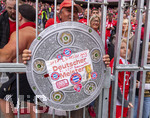 19.04.2026, Fussball Bundesliga 2025/2026, 30.Spieltag, FC Bayern München - VfB Stuttgart, in der Allianz-Arena München,  Bayernfans mit Meisterschalen-Kopie.



