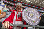 19.04.2026, Fussball Bundesliga 2025/2026, 30.Spieltag, FC Bayern München - VfB Stuttgart, in der Allianz-Arena München,  Bayernfan Erika Lapp präsentiert schon vor dem Spiel eine Kopie der Meisterschale.


