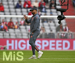 19.04.2026, Fussball Bundesliga 2025/2026, 30.Spieltag, FC Bayern München - VfB Stuttgart, in der Allianz-Arena München,   Trainer Vincent Kompany (FC Bayern München) wird von der Kamera begleitet


