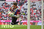 19.04.2026, Fussball Bundesliga 2025/2026, 30.Spieltag, FC Bayern München - VfB Stuttgart, in der Allianz-Arena München,   Torwart Jonas Urbig (FC Bayern München) hechtet beim Aufwärmen.


