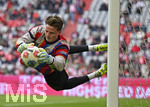 19.04.2026, Fussball Bundesliga 2025/2026, 30.Spieltag, FC Bayern München - VfB Stuttgart, in der Allianz-Arena München,   Torwart Jonas Urbig (FC Bayern München) hechtet beim Aufwärmen.


