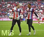 19.04.2026, Fussball Bundesliga 2025/2026, 30.Spieltag, FC Bayern München - VfB Stuttgart, in der Allianz-Arena München,   v.l. Torwart Manuel Neuer (FC Bayern München) und Leonhard Prescott (Bayern München).


