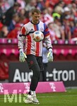 19.04.2026, Fussball Bundesliga 2025/2026, 30.Spieltag, FC Bayern München - VfB Stuttgart, in der Allianz-Arena München,   Torwart Manuel Neuer (FC Bayern München) am Ball.


