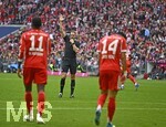 19.04.2026, Fussball Bundesliga 2025/2026, 30.Spieltag, FC Bayern München - VfB Stuttgart, in der Allianz-Arena München,   Schiedsrichter Sören Storks (Velen).


