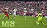 19.04.2026, Fussball Bundesliga 2025/2026, 30.Spieltag, FC Bayern München - VfB Stuttgart, in der Allianz-Arena München,   Luis Diaz (FC Bayern München) gegen Torwart Alexander Nübel (Stuttgart) 


