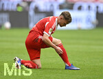 19.04.2026, Fussball Bundesliga 2025/2026, 30.Spieltag, FC Bayern München - VfB Stuttgart, in der Allianz-Arena München,   Joshua Kimmich (FC Bayern München) am Boden


