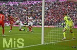 19.04.2026, Fussball Bundesliga 2025/2026, 30.Spieltag, FC Bayern München - VfB Stuttgart, in der Allianz-Arena München,   Torchance Min-jae Kim (Bayern München, Minjae Kim) gegen Torwart Alexander Nübel (Stuttgart)  v.l. Min-jae Kim (Bayern München, Minjae Kim), Finn Jeltsch (Stuttgart), Atakan Karazor (Stuttgart) und Torwart Alexander Nübel (Stuttgart) 


