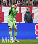 19.04.2026, Fussball Bundesliga 2025/2026, 30.Spieltag, FC Bayern München - VfB Stuttgart, in der Allianz-Arena München,   Torwart Jonas Urbig (FC Bayern München) gestikuliert,


