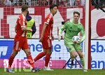 19.04.2026, Fussball Bundesliga 2025/2026, 30.Spieltag, FC Bayern München - VfB Stuttgart, in der Allianz-Arena München,   v.l. Joshua Kimmich (FC Bayern München), Hiroki Ito (FC Bayern München) und Torwart Jonas Urbig (FC Bayern München) 



